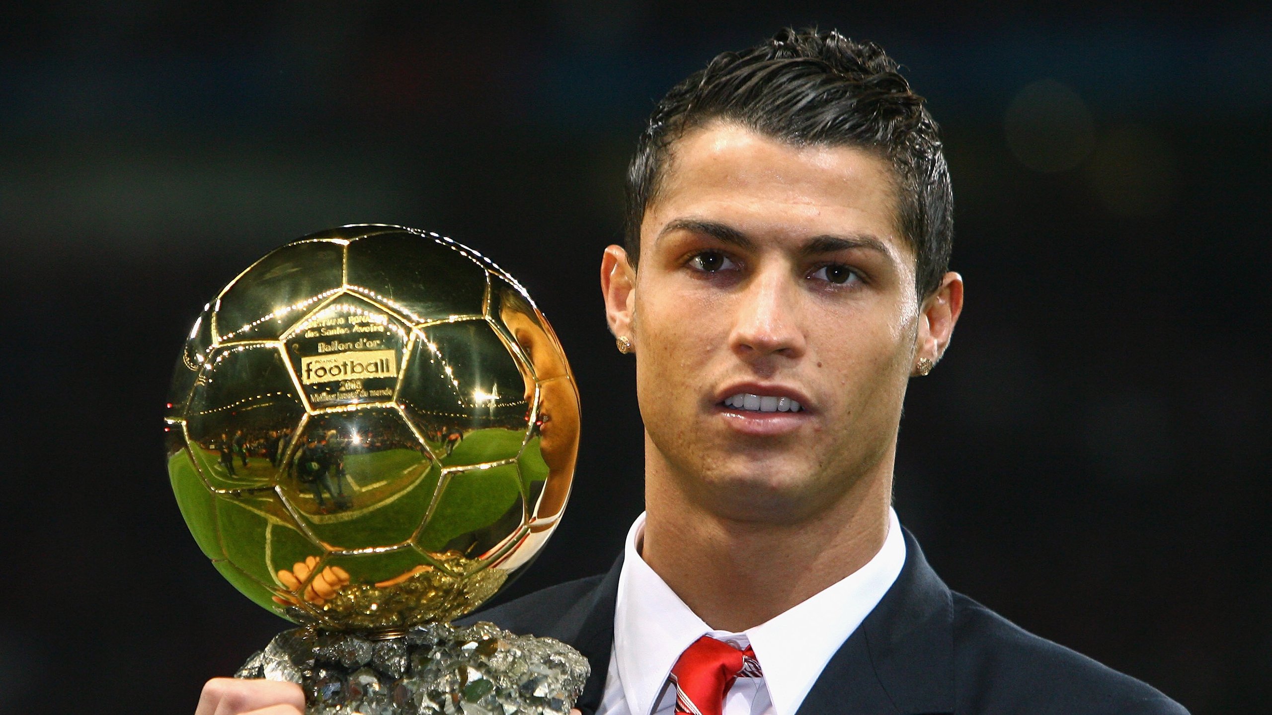 拜仁慕尼黑攻防两端表现稳定，德甲领跑