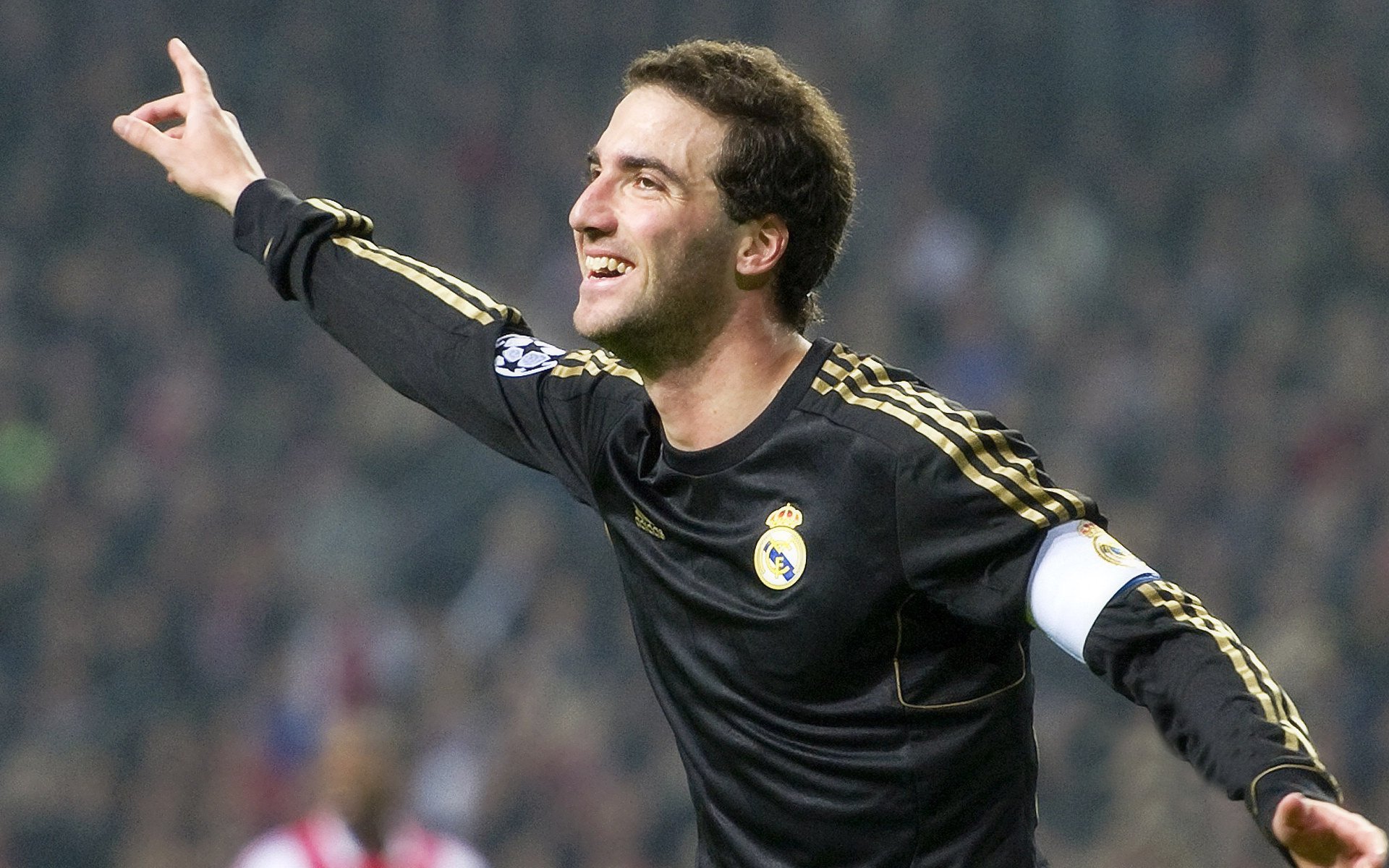 “中超豪门续约主力，打造冠军班底”，中超榜首